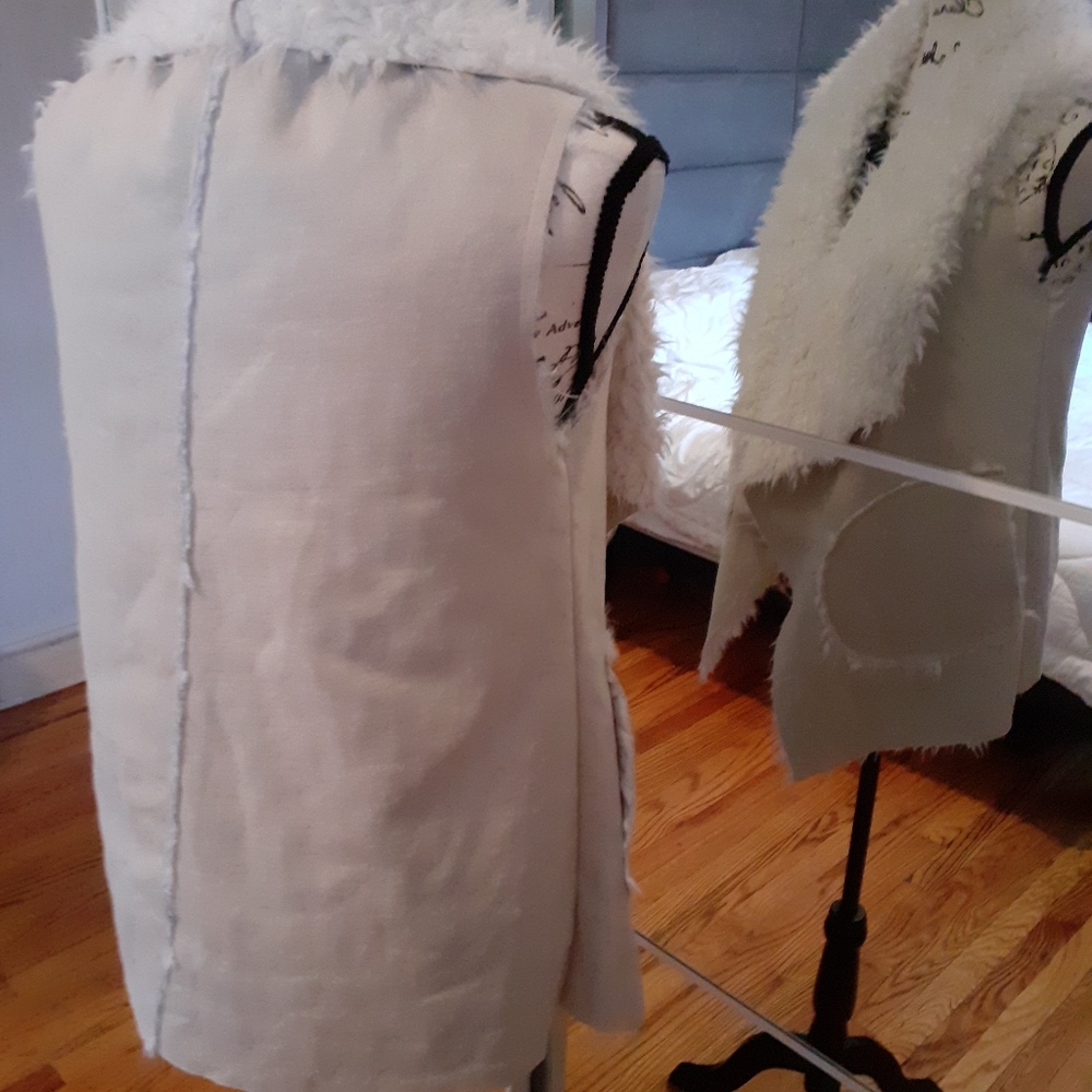 Faux Leather Loose Fit Vest with Faux Shaggy Fur - Picture 5 of 6